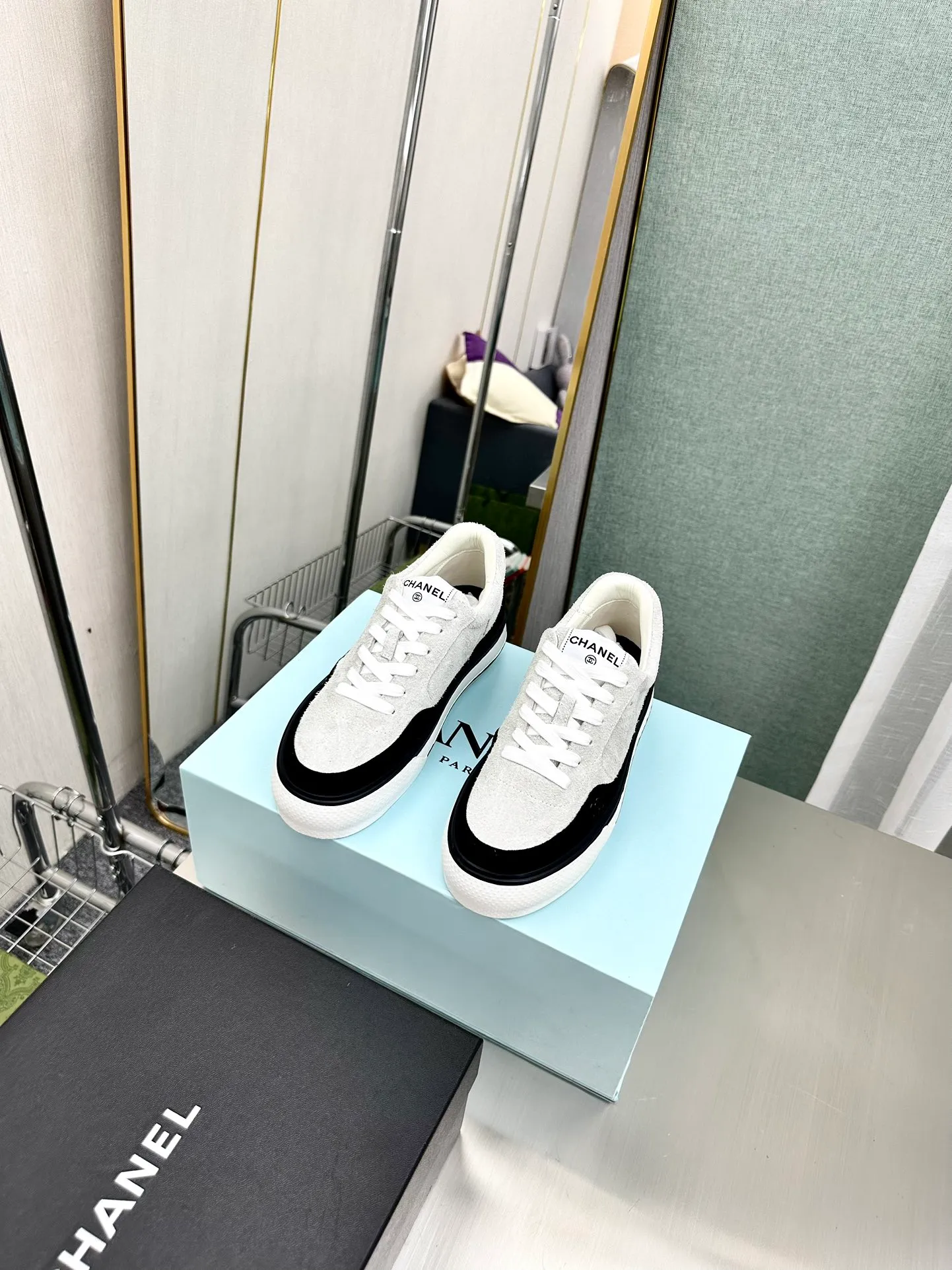 👟👟Ex-factory price 480👟👟 Women's shoes, women's clothing, Chanel 24C, the latest hot style, rhinestones, panda, black and white, sports shoes, casual sneakers, Xiaoxiang, hot items at the end of the year, classic black and white, panda color matching, rhombus fresh color matching, coco girls must buy it, super beautiful, sparkling at all kinds of parties Bling Bling Comparable to the collection, [Swarovski diamonds] are long-lasting bright, dazzling, and crystal clear. Fabric: Original customized cow suede, technical cloth. Lining: Original silk cowhide lining. Outsole: Original molded rubber + T👟👟Factory price U combination. Original full package. Size: Women's 35-40 (41 customized)